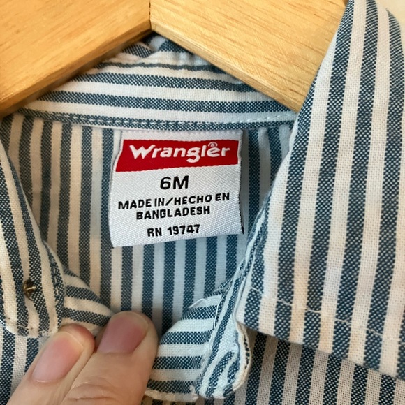 3/$22 Wrangler Striped Baby Diaper Shirt Blue White Short Sleeve Buttons Size 6M - Picture 3 of 4
